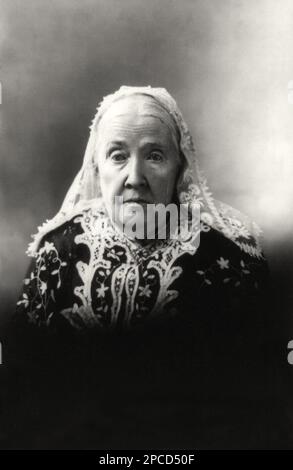1902 , USA: The american abolitionist , social activist , novelist , woman writer and poet Julia Ward HOWE ( 1819 - 1910 ). Photo by J.E. Purdy , Boston . After the war Howe focused her activities on the causes of pacifism and women's suffrage. From 1872 to 1879, she assisted Lucy Stone and Henry Brown Blackwell in editing Woman's Journal - J. W. Howe - SCRITTORE - LETTERATO - LETTERATURA - LITERATURE  - CIVIL WAR - GUERRA DI SECESSIONE - GUERRA CIVILE AMERICANA - ABBOLIZIONISTA SCHIAVISMO - SLAVERY - donna anziana vecchia - ancient old woman - nonna - grandmother - pizzo - lace - collar - col Stock Photo