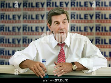 https://l450v.alamy.com/450v/2pcd67k/advance-for-sunday-oct-29-file-alabama-gov-bob-riley-talks-with-reporters-after-ending-his-day-long-series-of-campaign-stops-across-the-state-in-this-monday-june-5-2006-file-photo-in-montgomery-ala-riley-is-seeking-a-second-term-as-governor-and-has-posted-a-nearly-4-to-1-lead-over-democrat-challenger-lucy-baxley-in-fundraising-and-run-up-a-20-percentage-point-lead-in-some-polls-ap-photorob-carr-file-2pcd67k.jpg