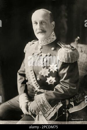 1917 ca , Washington DC, USA : The  italian politician Count  VINCENZO MACCHI DI CELLERE ( 1866 - 1919 ). Photo by Edmonston , Washington.  Macchi di Cellere was  ambassador in U.S from 1913 to 1919, signatory representative for Italy in the Treaty of Peace of Versailles . Son of italian Conte Oreste Macchi ( 1797-1878) and Veronica dei Principi Cenci Bolognetti ( 1807 - 1886 ). Brother of count Paolo Macchi di Cellere ( 1840 - 1922 )  married with Maddalena dei marchesi Theodoli ( dead 1909 ).- Conte -  POLITICO - POLITICIAN - POLITIC - POLITICA - portrait - ritratto - HISTORY PHOTOS - FOTO S Stock Photo