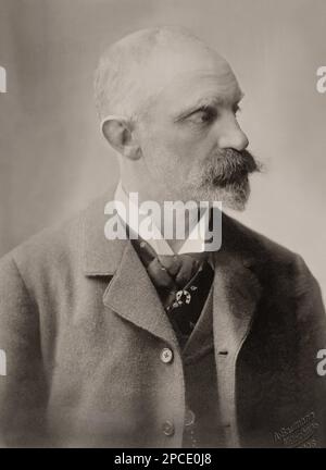 1906 ,  ITALY : The DUCA TOMMASO di SAVOIA GENOVA ( 1854 - 1931 ), Photo A. Baumann , Munchen , Baviera .  2nd Duke of Genoa, also known as Thomas Albert Victor of Savoy-Carignan ,  nephew of the King of Sardinia who in 1861 became the first King of a united Italy Vittorio Emanuele II . His cousin and brother-in-law Umberto I and his nephew Victor Emmanuel III became subsequent kings of Italy. Tommaso ' mother was Princess Elizabeth of Saxony (1830-1912), daughter of King John I of Saxony (1801-73) and Princess Amalie of Bavaria (1801-77). Duke Thomas' elder sister Margherita of Savoy-Genoa (1 Stock Photo