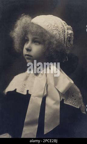 1910 ca. : The future Queen MARIA José di SAVOIA ( princess of Belgium Brabant , 1906 - 2001  ) when was a little girl , wife of italian last king Umberto I . Photo by Alexandre , Bruxelles  - CASA SAVOIA - ITALIA - REALI - BRABANTE - BELGIO - Nobiltà ITALIANA - SAVOY - NOBILITY - ROYALTY - HISTORY - FOTO STORICHE - BRABANTE -  pizzo - lace - bambino - bambina - bambini - child - children - fiocco - bow - cappello - hat - colletto - collar  ----  Archivio GBB Stock Photo
