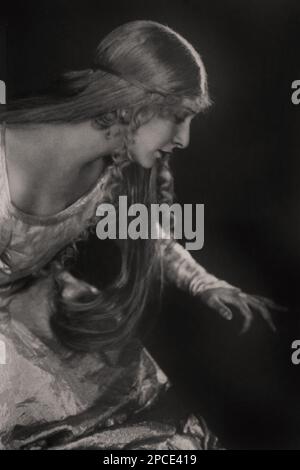 The celebrated Austrian-French  Opera singer soprano LOTTE SCHONE ( 1891 - 1977 ) in the role of Melisande in PELLEAS ET MELISANDE by Claude Debussy , from the play drama by Maurice Maeterlinck . Celebrated in roles of Gaetano Donizetti , Sidney Jones , Jules Massenet , Giacomo Meyerbeer, Carl Millocker and Wolfgang Amadeus Mozart . - CANTANTE LIRICA - OPERA - Schöne - MUSICA CLASSICA - classical - portrait - ritratto  - OPERA LIRICA - profilo - profile cantante lirica - classica - classical - DIVA - DIVINA  ----  Archivio GBB Stock Photo