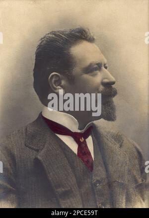 1900 ca, ITALY  :  The celebrated italian singer tenore FRANCESCO TAMAGNO ( 1850 - 1905 ). The most famous dramatic tenor of his age . Best known as the creator of Giuseppe Verdi  's OTELLO . - CANTANTE LIRICA - OPERA - MUSICA CLASSICA - classical - Theater - theatre - teatro - portrait - ritratto - cantante lirico - classica - classical - collar - colletto - profilo - profile - BEARD - BARBA  - tie - cravatta  ----  Archivio GBB Stock Photo