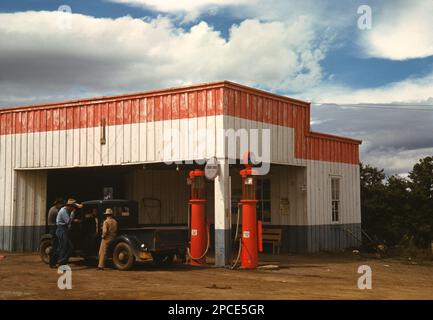 1940 , october , New Mexico , USA : Filling station and garage at Pie Town, New Mexico  . Photo by american Russell LEE ( born  1903 ) for the Unired Stated U.S. Office of War Information - photographer .- UNITED STATES  - FOTO STORICHE - HISTORY - GEOGRAFIA - GEOGRAPHY - AGRICOLTURA - AGRICOLTORI -  STAZIONE DI SERVIZIO -  ALLEVATORI di BOVINI - cowboy - CONTADINI  - cattle -  ANNI QUARANTA - 1940's - 40's - '40 - campagna - country - DISTRIBUTORE POMPE DI BENZINA - carburante - OFFICINA RIPARAZIONE MECCANICA - AUTOMOBILE - AUTO - car - furgone - camion - DISTRIBUTOR OF GAS PUMPS - fuel - OFF Stock Photo