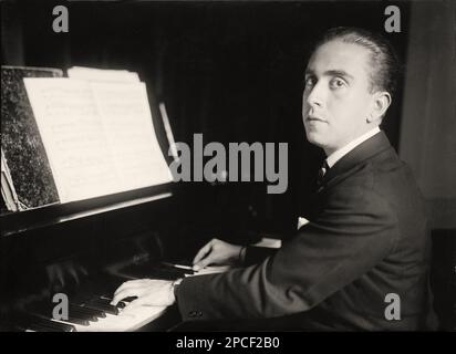 Pianistul de compoziție muzicală ARRANPianistul de compoziție muzicală ARRAN  