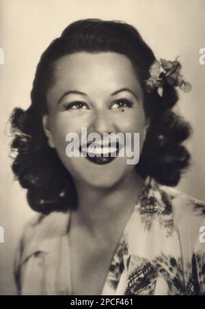 1941 ca  : The italian movie actress PAOLA BARBARA ( 1912 - 1989 ) . Photo by Gneme .  Worked mostly in Spain during the war years, often with husband movie director Primo Zeglio ( Anthony Greepy ) .  - ATTRICE - CINEMA - TELEFONI BIANCHI  - FASCISMO - ANNI '40 - 1940's  - VAMP  - smile - sorriso -----  Archivio GBB Stock Photo