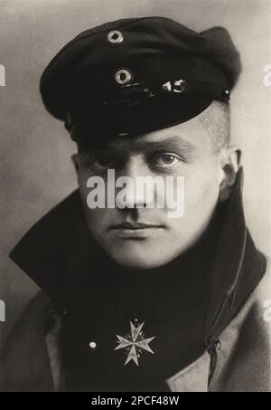 1917 ca , GERMANY :  The  celebrate aviator German fighter pilot known as the RED BARON , the Baron Freiherr  MANFRED von RICHTHOFEN ( 1892 - 1918 ). He was the most successful flying ace of World War I, being officially credited with 80 confirmed air combat victories.  - foto storiche - foto storica  - profilo - profile - medals - medaglie - collar - colletto - HISTORY - portrait - ritratto  - ITALIA   - WORLD WAR 1 - PRIMA GUERRA MONDIALE - WWI - Great War - ASSO DELL' ARIA - AVIATORE - AVIAZIONE - AIR FORCE -  divisa uniforme militare - military uniform  - hat - cappello - Eroe di Guerra - Stock Photo