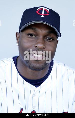 Torii Hunter takes a punch from the Target Field wall – Twin Cities