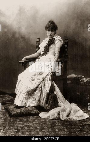 1883 , Paris , FRANCE  :  The french most celebrated theatre actress SARAH BERNHARDT  ( 1844 - 1923 ) in FEDORA by Victorien Sardou , portrait by Paul NADAR , Paris   - attrice - TEATRO - THEATER - THEATRE - DIVA - DIVINA - VAMP  - ART NOUVEAU - THEATRE  - BELLE EPOQUE - chignon - HISTORY - costume di scena - pizzo - lace - neckopening - decollete' - scollatura - gloves - guanti -----  Archivio GBB Stock Photo