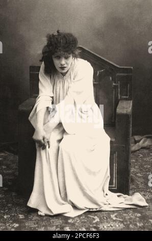 1884 , Paris , FRANCE  :  The french most celebrated theatre actress SARAH BERNHARDT  ( 1844 - 1923 ) in MACBETH by William SHAKESPEARE , portrait by Paul NADAR , Paris   - attrice - TEATRO - THEATER - THEATRE - DIVA - DIVINA - VAMP  - ART NOUVEAU - THEATRE  - BELLE EPOQUE - HISTORY   -----  Archivio GBB Stock Photo