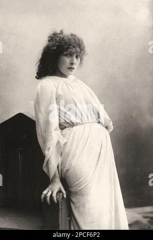 1884 , Paris , FRANCE  :  The french most celebrated theatre actress SARAH BERNHARDT  ( 1844 - 1923 ) in MACBETH by William SHAKESPEARE , portrait by Paul NADAR , Paris   - attrice - TEATRO - THEATER - THEATRE - DIVA - DIVINA - VAMP  - ART NOUVEAU - THEATRE  - BELLE EPOQUE - HISTORY   -----  Archivio GBB Stock Photo