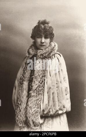 1883 , Paris , FRANCE  :  The french most celebrated theatre actress SARAH BERNHARDT  ( 1844 - 1923 ) in FEDORA by Victorien Sardou , portrait by Paul NADAR , Paris   - attrice - TEATRO - THEATER - THEATRE - DIVA - DIVINA - VAMP  - ART NOUVEAU - THEATRE  - BELLE EPOQUE - chignon - HISTORY - fur - pelliccia - chignon -----  Archivio GBB Stock Photo