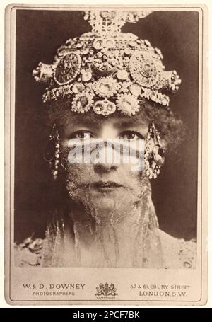 1884 , Paris , France : The celebrated french actress SARAH BERNHARDT ( Paris 1844 - 1923 ) in THEODORA by Victorien SARDOU , music by Massenet . Photo by Downey , London . - ATTRICE - TEATRO DRAMMATICO - THEATER - divina - FEMME FATAL - BELLE EPOQUE - gioielli - gioiello - bijoux - jewel - jewels - jewellery - tiara - bigiotteria - diamante - diamanti - diamond - diamonds - velo - veil - chador  - attrice - THEATRE - DIVA - DIVINA - VAMP  - ART NOUVEAU -  HISTORY - costume di scena  -----  Archivio GBB Stock Photo