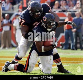 Chicago Bears running back Cedric Benson (32) runs for an 8-yard