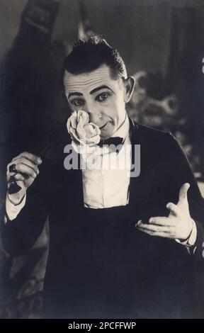 199 ca : The silent movie actor and movie director  LARRY SEMON (aka RIDOLINI , 1889 - 1928 ). Slapstick comedian known for his charming, white-painted face and clownish smile, mugged his way to being a very highly paid and popular actor. He directed The Wizard of Oz (1925), one of his very few feature-length films, in which he played the Scarecrow with Oliver Hardy as the Tin Man. Unfortunately, it was not a success.  - RIDOLINI ASTEMIO film pubblicity still - CINEMA MUTO  - FILM - candid - portrait - ritratto  - regista cinematografico - attore - attrice - comico - tie bow - papillon - crava Stock Photo