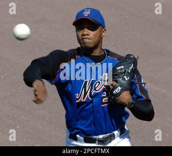 Orlando El Duque Hernandez throws during the Mets' workout one day before  their National League Division Series opener against the Los Angeles  Dodgers at Shea Stadium in New York, Tuesday, Oct. 3