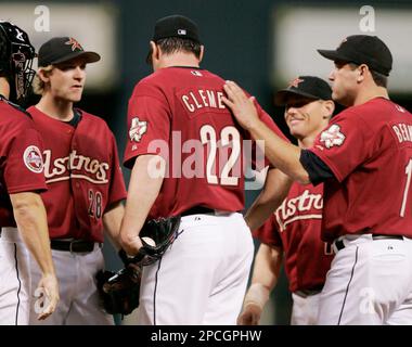 Houston Astros' Brad Ausmus swings the bat against the Pittsburgh Pirates  in Major League baseball Thursday, Aug. 10, 2006 in Houston. (AP Photo/Pat  Sullivan Stock Photo - Alamy