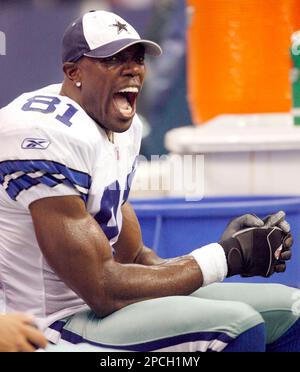 Dallas Cowboys receiver Terrell Owens, left, talks with quarterback Tony  Romo, right, during football training camp in San Antonio, Thursday, July  26, 2007. (AP Photo/Eric Gay Stock Photo - Alamy