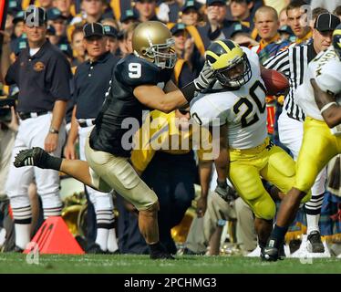 https://l450v.alamy.com/450v/2pchmg3/michigan-running-back-mike-hart-right-is-pushed-out-of-bounds-by-notre-dame-defensive-back-tom-zbikowski-after-a-21-yard-gain-in-the-second-quarter-during-college-football-action-in-south-bend-ind-saturday-sept-16-2006-ap-photomichael-conroy-2pchmg3.jpg