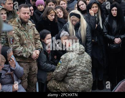 General Valerii Fedorovych Zaluzhnyi expresses his condolences and thanks to the mother, the relatives and the close friends of the Ukrainian hero Dmytro Kotsiubailo, known as 'Da Vinci', during a funeral ceremony on Independence Square in central Kyiv. Valerii Fedorovych Zaluzhnyi is a Ukrainian four-star general who has served as the Commander-in-Chief of the Armed Forces of Ukraine since 27 July 2021. He is also concurrently a member of the National Security and Defense Council of Ukraine. (Photo by Mykhaylo Palinchak/SOPA Images/Sipa USA) Stock Photo
