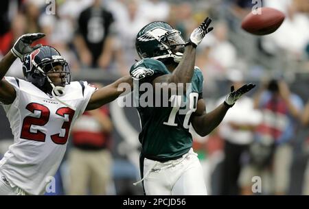 Wide Receiver Donte' Stallworth of the Philadelphia Eagles evades