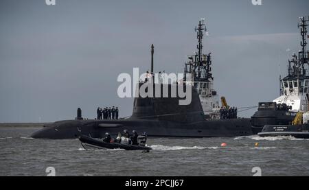 HMS Anson (S123) departing BAE Systems in Barrow-in-Furness (England) on her maiden voyage to Faslane, Scotland. Stock Photo