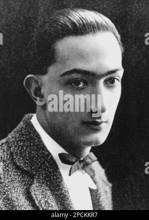 1920's : The  most celebrated  surrealist spanish  painter and movie director SALVADOR DALI' ( born Salvador Domingo Jacinto Dali Domenech  marquis de Pubol , 1904 - 198) -  Dalì -  ARTS - ARTI VISIVE  - ART - ARTE - PITTURA - painting - PITTORE - artist - artista - portrait - ritratto  - baffi - moustache - SCENOGRAFIA - SCENOGRAFO - DESIGN - ARREDAMENTO - ARREDATORE - SURREALISMO - SURREALISME - SURREALISTA - tie - cravatta  ----  Archivio GBB Stock Photo