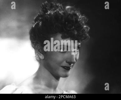 1941 c., ITALY  : The italian movie and theater actress VALENTINA  CORTESE  ( born 1 january 1925 ?? Milano , Italy ) - MOVIE - CINEMA ITALIANO  - TEATRO - attrice - portrait - ritratto - sorriso - smile - chignon  ---  Archivio GBB Stock Photo