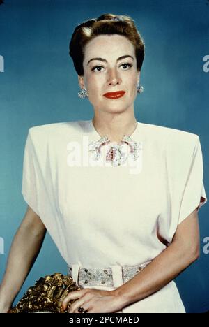 1949 ca., USA  : The movie actress JOAN CRAWFORD ( born Lucille Fay LeSueur , San Antonio , Texas 23 march 1904 - New York 10 may 1977 ) , pubblicity still  -  CINEMA - MOVIE - portrait - ritratto - jewellery - jewels - gioiello - gioielli - spilla - pin - diamante - diamanti - diamands - bijoux - spalle - spalla  - shoulders - spalline imbottite -  orecchino - orecchini - earrings - eardrops  - rossetto - redlips collar - colletto   - swarowsky -  VAMP - DIVA - DIVINA - chignon - cintura - belt   ----  Archivio GBB Stock Photo