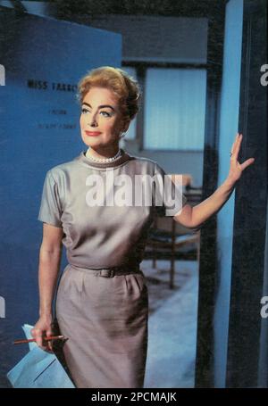 1959  , USA :The movie actress  JOAN  CRAWFORD  ( born Lucille Fay LeSueur , San Antonio , Texas 23 march 1904 - New York 10 may 1977 ) in THE BEST OF EVERYTHING ( Donne in cerca d' amore ) by Jean Negulesco , from the novel by Rona Jaffe  - pubblicity still -   CINEMA - MOVIE - portrait - ritratto - orecchino - orecchini - earrings - jewels - gioiello - gioielli - perla - perle - pearls - collana - necklace - rossetto - lipstick - red lips - labbra rosse - belt - cintura   ----  Archivio GBB Stock Photo
