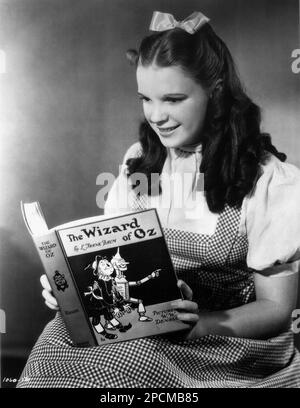 1939 , USA : The celebrated actress and singer  JUDY  GARLAND  ( 1922 - 1969 ) , pubblicity still for the movie ' The Wizard of Oz ' ( ' Il mago di Oz ' ) by Victor Fleming - MOVIE - FILM - CINEMA - book - libro - lettore - lettrice - reader - smile - sorriso ----  Archivio GBB Stock Photo