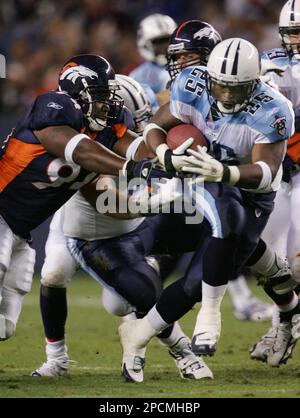 Tennessee Titans running back LenDale White 25 tries to get