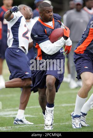 Denver Broncos runningback Tatum Bell breaks through the line against the  Philadelphia Eagles during the fourth quarter in Denver, Sunday, Oct. 30,  2005. Denver beat Philadelphia, 49-21. (AP Photo/Jack Dempsey Stock Photo -  Alamy