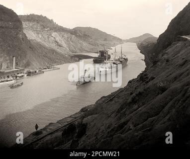 PANAMA  : Culebra Cut, looking south, Panama Canal ,  1910 - GEOGRAPHY - GEOGRAFIA - FOTO STORICHE - HISTORY - HISTORICAL  - CANALE DI PANAMA - CENTRO AMERICA - PANAMA CANAL   ---  Archivio GBB Stock Photo