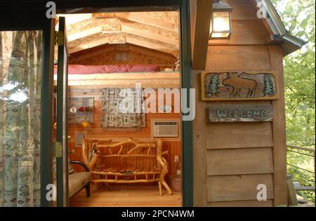 https://l450v.alamy.com/450v/2pcn4wm/advance-for-weekend-editions-aug-18-20-the-cozy-interior-of-one-of-ken-waldocks-unique-treehouses-photographed-tuesday-july-25-2006-east-of-lawrence-kan-includes-custom-made-furniture-and-a-sleeping-loft-ap-photolawrence-journal-worldmike-yoder-2pcn4wm.jpg