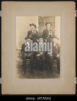 Civil War veterans, the Blaine brothers from Ohio, three sitting in the front and two standing in the rear holding rifles and all wearing buckeye reunion badges. Liljenquist Family Collection of Civil War Photographs , pp/liljvet. United States, Army, People, 1890-1900, Veterans, Union, 1890-1900, Rifles, 1890-1900, Brothers, 1890-1900, United States, History, Civil War, 1861-1865, Veterans, Union. Stock Photo