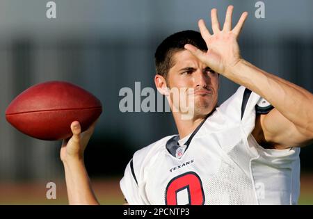 HOUP2002090801 - Houston, Sept. 8, (UPI) -- Houston Texans quarterback  David Carr (8) tries to escape the Dallas Cowboys defense during the 2nd  quarter on Sept. 8, 2002, in Houston. The Texans