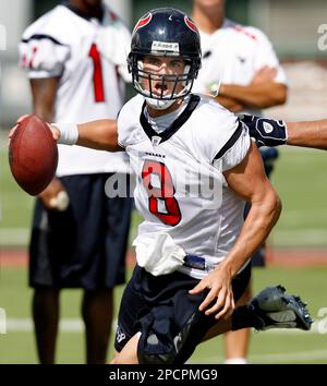 HOUP2002090801 - Houston, Sept. 8, (UPI) -- Houston Texans quarterback  David Carr (8) tries to escape the Dallas Cowboys defense during the 2nd  quarter on Sept. 8, 2002, in Houston. The Texans