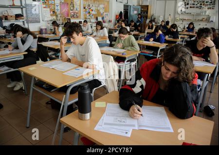 Several students of a 1st Baccalaureate class of the Institut