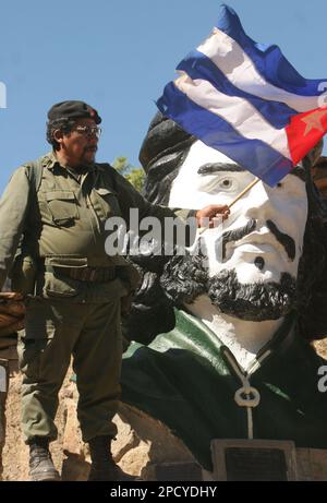 A man dressed in Che guevara clothes makes the cosplayer in Old