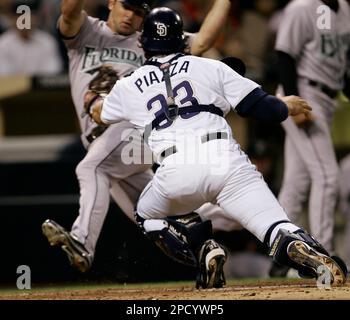 San Diego Padres catcher Mike Piazza, right, forces out Los