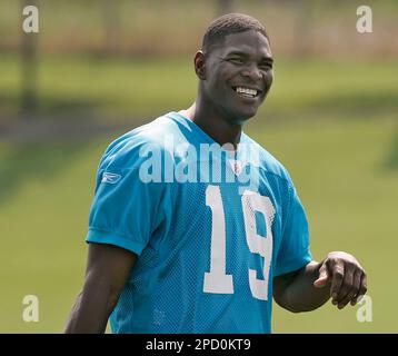 Dallas Cowboys wide receiver Keyshawn Johnson reacts on the sidelines in  week 13 at Giants Stadium in East Rutherford, New Jersey on December 4,  2005. The New York Giants defeated the Dallas Cowboys 17-10. (UPI  Photo/John Angelillo Stock Photo