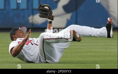 Photo: Andruw Jones makes diving attempt at catch - 