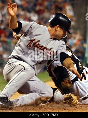 Houston Astros' Brad Ausmus swings the bat against the Pittsburgh Pirates  in Major League baseball Thursday, Aug. 10, 2006 in Houston. (AP Photo/Pat  Sullivan Stock Photo - Alamy