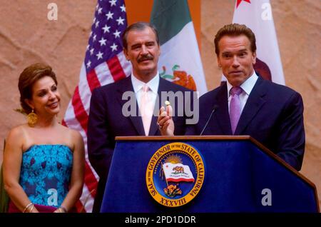 https://l450v.alamy.com/450v/2pd1ddr/california-gov-arnold-schwarzenegger-right-addresses-a-crowd-at-a-reception-held-for-mexican-president-vicente-fox-center-and-foxs-wife-marta-sahagun-de-fox-outside-the-latina-exhibit-at-the-california-museum-for-history-women-and-the-arts-thursday-may-25-2006-in-sacramento-calif-fox-visited-sacramento-as-part-of-the-four-day-three-state-visit-to-the-united-statesap-photosacramento-bee-brian-baer-2pd1ddr.jpg