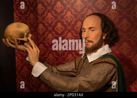 William Shakespeare with a Skull, Hamlet scene in Madame Tussauds ...