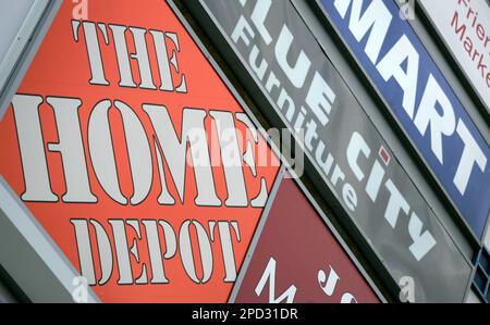 https://l450v.alamy.com/450v/2pd31dr/a-home-depot-sign-is-shown-at-a-store-plaza-in-cheektowaga-ny-monday-may-15-2006-the-home-depot-inc-the-nations-largest-home-improvement-store-chain-reported-a-19-percent-jump-in-first-quarter-profit-on-a-double-digit-increase-in-sales-ap-photodavid-duprey-2pd31dr.jpg