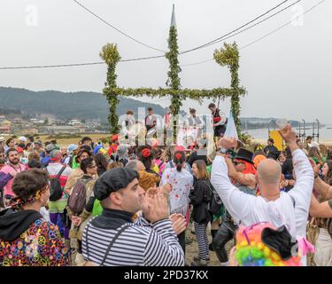 Aldan, Cangas de Morrazo, Pontevedra, Spain. 7th Feb, 2023. Man and woman dressed in traditional costumes playing instruments and singing at the carni Stock Photo