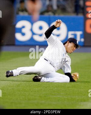 Photo: New York Yankees Hideki Matsui breaks his bat on a swing in the  fifth inning against the Boston Red Sox at Yankee Stadium in New York -  NYP20090926120 