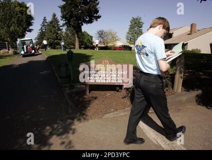 https://l450v.alamy.com/450v/2pd3ypc/volunteer-nathan-dahlin-walks-past-the-golf-course-in-a-retirement-community-while-canvassing-for-oregon-republican-gubernatorial-candidate-jason-atkinson-in-king-city-ore-tuesday-may-9-2006-the-major-gubernatorial-candidates-are-turning-up-the-heat-on-their-get-out-the-vote-efforts-before-oregons-may-16-primary-ap-photodon-ryan-2pd3ypc.jpg